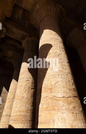 Edfu, Ägypten - 1. Dezember 2012 Mann im Schatten des Edfu-Tempels, Ägypten. Dieser wunderschöne und makellos erhaltene Tempel ist dem Falken gewidmet Stockfoto