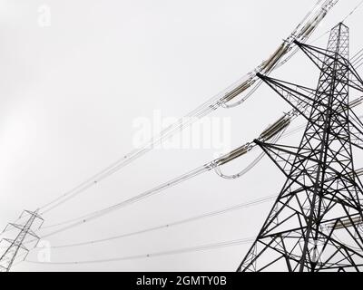 Oxfordshire, England - 5. Oktober 2018 Dies begann als Bild eines Strompylons in Kennington. Aber dann wurde ich abenteuerlich und drehte es um Stockfoto