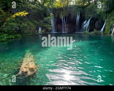 Der Nationalpark Plitvicer Seen, der zum UNESCO-Weltkulturerbe gehört, ist einer der ältesten Nationalparks in Südosteuropa und der größte in Kroatien. Es hat Stockfoto