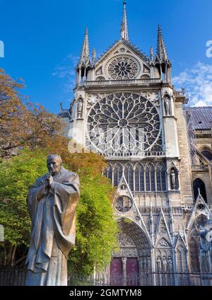 Paris, Frankreich - 19. September 2018 Notre-Dame, die berühmte mittelalterliche katholische Kathedrale, befindet sich an der ële de la Cit im vierten Arrondissement von Paris Stockfoto