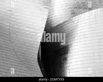 Bilbao, Spanien - 8. September 2015; keine Menschen im Blick. Das Guggenheim Museum in Bilbao ist ein weltberühmtes Museum für moderne Kunst, das von Canadian-Amer entworfen wurde Stockfoto
