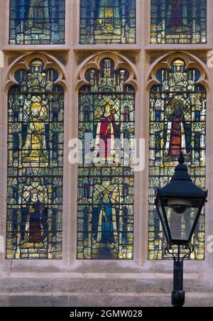 Oxford, England - 18. Juli 2020; keine Menschen im Blick. Eine ungewöhnliche Außenansicht der Buntglasfenster in der Kapelle des All Soul's College, Oxford. Imag Stockfoto