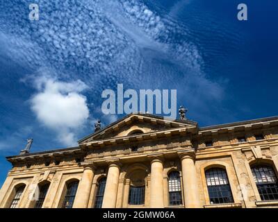 Oxford, England - 25. August 2017 das große neoklassizistische Clarendon-Gebäude liegt im historischen Herzen von Oxford, gleich neben der Bodleian Library und Stockfoto