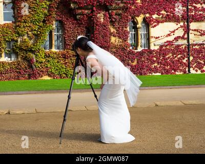 Oxford, England - 10. Oktober 2019; eine Frau im Blick. Das Christ Church College wurde 1525 von Thomas Wolsey, Lord Chancellor of England, gegründet und bleibt eines Stockfoto