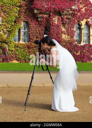 Oxford, England - 10. Oktober 2019; eine Frau im Blick. Das Christ Church College wurde 1525 von Thomas Wolsey, Lord Chancellor of England, gegründet und bleibt eines Stockfoto