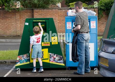 Abingdon, Vereinigtes Königreich - 2013; wie Vater, wie Sohn. Kind nach Vater in einer Rückfahrstelle in einem großen Wohngebiet in Abingdon, Oxfordshir Stockfoto