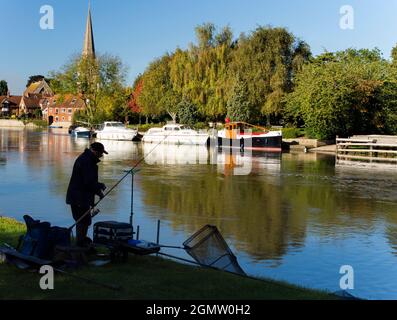 Abingdon, England - 17. November 2018 Abingdon behauptet, die älteste Stadt in England zu sein. Wenn Sie an einem schönen Sommertag an der mittelalterlichen Brücke stehen Stockfoto