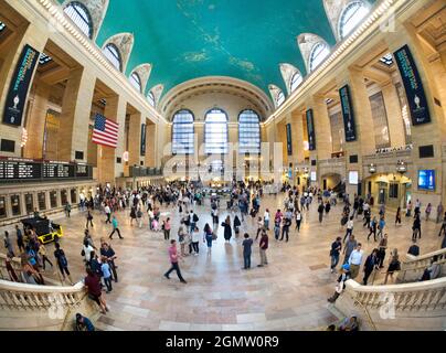 Grand Central Station, New York USA - 4. November 2011, viele Menschen im Blick, wie immer. Eröffnet im Jahr 1913, der höhlenartigen Grand Central Station of New Stockfoto