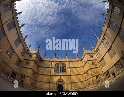 Oxford, England - 6. Februar 2020 Hier sehen wir eines der berühmtesten Gebäude im Herzen von Oxford - die weltberühmte Bodleian Library of the Univ Stockfoto