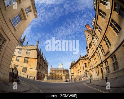 Oxford, England - 25. August 2017 drei berühmte klassische Gebäude im Herzen von Oxford - das Sheldonian Theatre, die Bodleian Library und Clarendon Bui Stockfoto