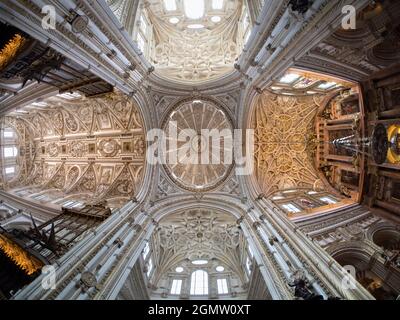 Cordoba, Spanien - 16. Mai 2015; keine Menschen im Blick. Die Moschee-Kathedrale von Mezquita in Cordoba, Spanien, ist ein wirklich faszinierendes Gebäude mit einem ereignisreichen Stockfoto