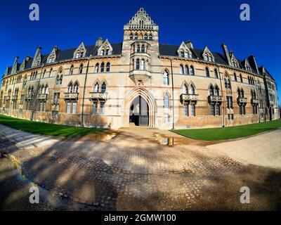 Oxford, England - 6. Februar 2020; eine Person im Blick, die durch die Eingangstür guckt. Gegründet 1525 von Thomas Wolsey, Lord Chancellor of England, C. Stockfoto