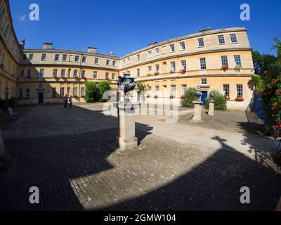 Oxford, England - 20. September 2013; zwei Personen im Blick. Das Gartenviereck des Trinity College der Oxford University, England.Dieses relativ groß Stockfoto