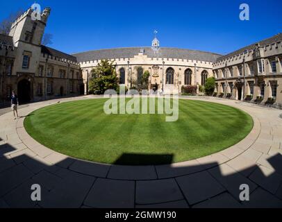 Oxford, England - 15. Mai 2015; zwei Personen im Blick. Das St John's College liegt zentral in St. Giles und besticht durch seine einzigartige Lage als Reichtum Stockfoto