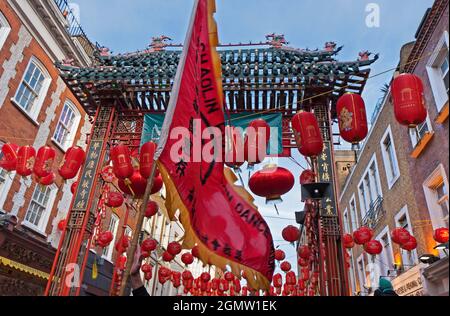 Chinatown, London, dekoriert mit traditionellen roten Laternen während des Frühlingsfestes des chinesischen Neujahrs. Festivals zur Jahreswende sind Stockfoto