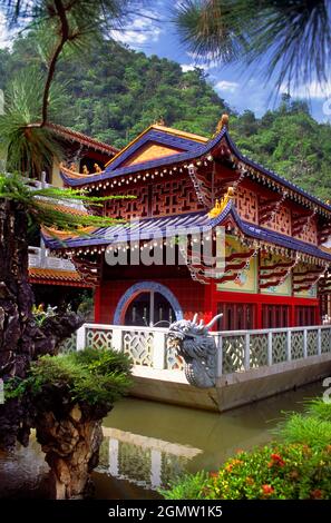 Ipoh, Malaysia - 7. April 2011; keine Menschen im Blick. Eine kunstvolle, bootähnliche Struktur am Sam Poh Tong Cave Temple in Ipoh, Penang Malaysia, ernsthaft Stockfoto