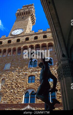 Florenz, Italien - Mai 2004; der Palazzo Vecchio 'Alter Palast' ist das Rathaus von Florenz, Italien. Hier sehen wir den Wahrzeichen-Turm, der von der aus nach oben blickt Stockfoto