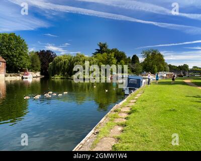 Abingdon in Oxfordshire, England - 12. Juli 2020; drei Personen in Schuss. Selbst während einer Pandemie geht das Leben weiter. Hier sehen wir ein typisch englisches Stockfoto