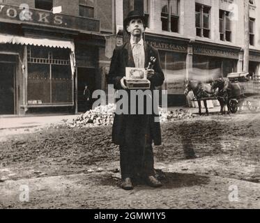 Jacob Riis Photography - Ein blinder Bettler - Ein Mann steht allein und scheint Bleistifte zu verkaufen. Stockfoto