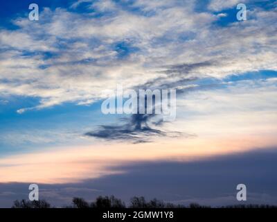 Radley Village, Oxfordshire, England - 25. Oktober 2020; keine Menschen im Blick. Ich liebe es, in den Himmel zu schauen. Was Sie sehen, ist oft schön und immer-chan Stockfoto