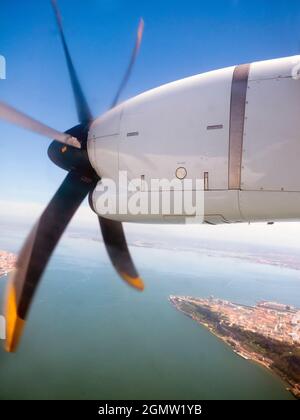 Heutzutage sehen Sie nicht viele Propellerflugzeuge mit Turboprop, die meisten bleiben auf Kurzstreckenflügen. Hier ist ein Blick aus dem Bullauge eines auf einem kurzen f Stockfoto