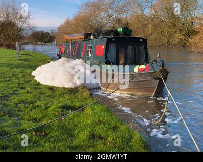 Abingdon, England - 30. November 2019 Abingdon-on-Thames behauptet, die älteste Stadt Englands zu sein. Hier sehen wir ein festfahrtes Hausboot auf der Themse, einfach Stockfoto