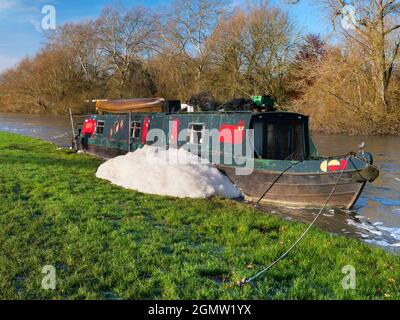 Abingdon, England - 30. November 2019 Abingdon-on-Thames behauptet, die älteste Stadt Englands zu sein. Hier sehen wir ein festfahrtes Hausboot auf der Themse, einfach Stockfoto