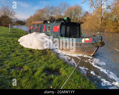 Abingdon, England - 30. November 2019 Abingdon-on-Thames behauptet, die älteste Stadt Englands zu sein. Hier sehen wir ein festfahrtes Hausboot auf der Themse, einfach Stockfoto