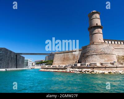 Marseille, Frankreich - 20. Juni 2013; keine Menschen im Blick. Lebendige smaragdgrüne mediterrane Gewässer zieren die alte Gegend von Fort Saint-Jean in Marseille, Frankreich. Th Stockfoto