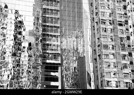 Hongkong, China - 28. Oktober 2006 zersplitterte und fragmentierte Reflexionen in den Turmblöcken an der Electric Road, Hongkong, sorgen für einen überraschenden Abstrakt Stockfoto