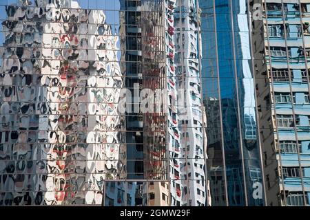 Hongkong, China - 28. Oktober 2006 zersplitterte und fragmentierte Reflexionen in den Turmblöcken an der Electric Road, Hongkong, sorgen für einen überraschenden Abstrakt Stockfoto