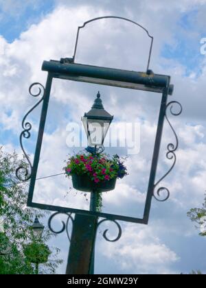 Abingdon, England - 21. April 2019 Abingdon behauptet, die älteste Stadt in England zu sein. Dieser surreale Ort einer viktorianischen Laterne, eingerahmt von einer Verlassung Stockfoto