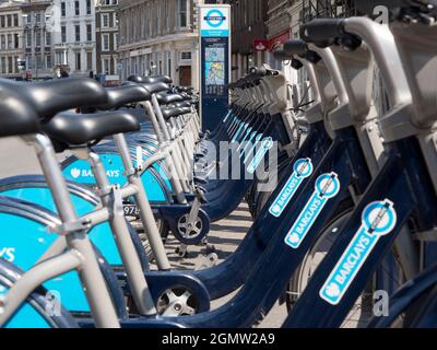 London, England - 2012; Es ist zehn Jahre her, dass die ersten Leihfahrräder von Londons grünem Fahrradprogramm auf den Straßen Londons erschienen. Während die Zyklen Stockfoto