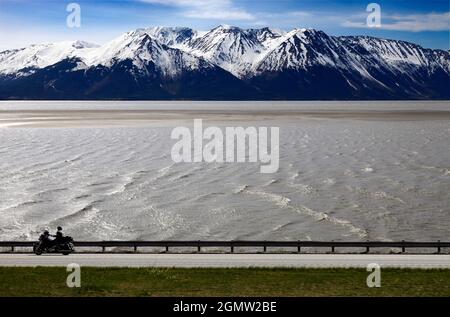 Alaska, USA - 21. Mai 2010 die Freude an der offenen Straße und der Wildnis, auf Ihrem Hubschrauber. Was will man mehr? Turnagain Arm führt in die Nordwes Stockfoto