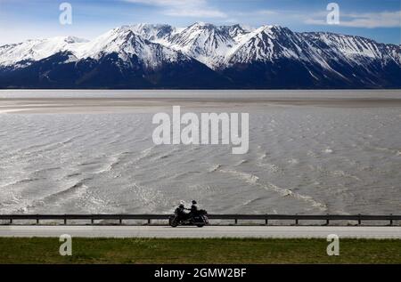 Alaska, USA - 21. Mai 2010 die Freude an der offenen Straße und der Wildnis, auf Ihrem Hubschrauber. Was will man mehr? Turnagain Arm führt in die Nordwes Stockfoto