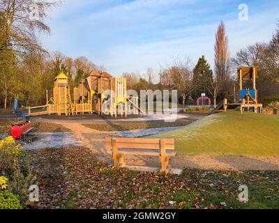 Abingdon, England - 14. Dezember 2018 Ein Spielplatz ohne Kinder kann ein ziemlich unheimlicher Ort sein. Hier sehen wir schon früh eines in Abbey Fields, Abingdon Stockfoto