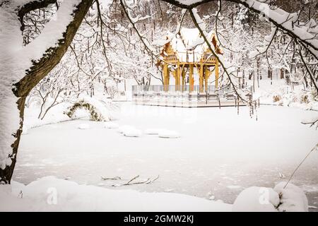 Eine Thai-Pagode mit Buddha-Statue, Westpark, München, Bayern, Deutschland. Stockfoto