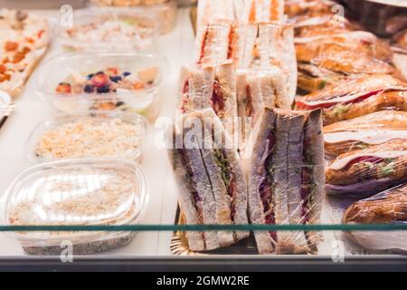 Mehrere Croissants gefüllt mit Thunfisch-Salat und Tomaten auf dem Display zum Verkauf Stockfoto