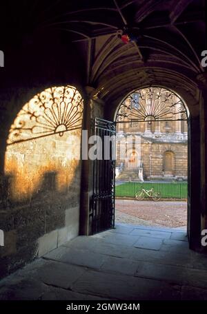 Das intime Tor zwischen zwei der historischsten Wahrzeichen von Oxford: Der Bodleian Library und dem Radcliiffe Square. Die Bodleian Library, das Hauptresea Stockfoto