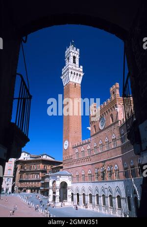 Siena, Toskana, Italien - 2004. Mai; Piazza del Campo ist der Hauptplatz und der öffentliche Raum des historischen Zentrums von Siena in der Toskana. Das ist zu Recht ein Nachteil Stockfoto