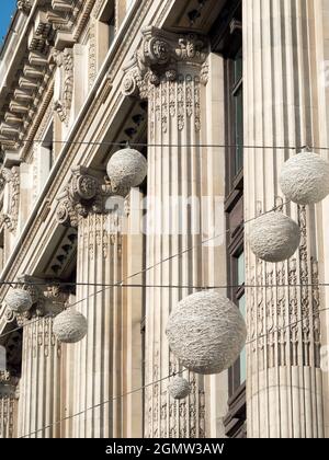 Weihnachtsdekorationen und eine Fassade im klassischen Stil zum Selfridges-Kaufhaus in der Oxford Street, London, bieten uns einen Crashkurs in einigen der Basis Stockfoto