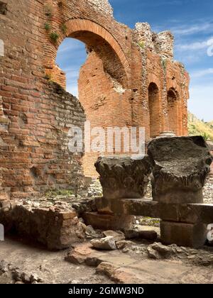 Agrigento, Sizilien, Italien - 20. September 2019; keine Menschen in Schuss. Außenansicht eines ruinierten klassischen Theaters in der sizilianischen Stadt Taormina. Dies ist ein Stockfoto