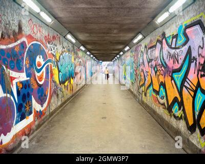 U-Bahnen in vielen Städten sind Orte, die dunkel und gefährlich sind. Aber hier sehen wir eines in Belfast, das durch lebendige, bunte Graffiti i verwandelt wurde Stockfoto