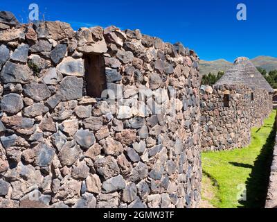 Raqchi, Peru - 16. Mai 2018 die antiken Inka-Ruinen von Raqchi befinden sich auf einer Höhe von 3480 m in der Cusco-Region von Peru. Es ist das herausragendste Merkmal Stockfoto