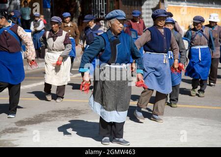 Lijiang, Yunnan China - 26. Oktober 2006; viele Menschen in Schuss. Eine Gruppe alter Frauen, die ihre frühen Morgenübungen in der alten Stadt Lijiang i machten Stockfoto