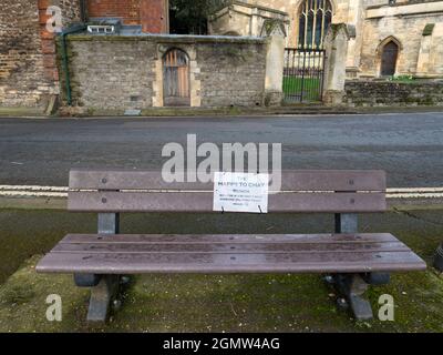 Abingdon, England - 25. Februar 2020; ein Radfahrer in Schuss. Saint Helen's Wharf ist ein bekannter Schönheitsort an der Themse, direkt oberhalb der mediev Stockfoto