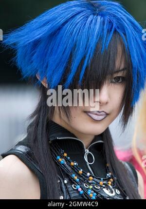 Tokio, Japan - 6. November 2005; ein Mädchen, das in der Aufnahme posiert Harajuku ist das Zentrum der modernen Straßenkultur, des Cosplays und der Jugendmode in Tokio. Eve Stockfoto