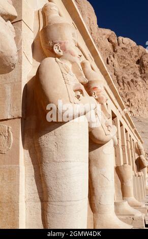 Deir el-Bahari, Ägypten - 30. November 2010; unter den Klippen befindet sich der Totentempel der Königin Hatschepsut, der Djeser-djseru (Allerheiligste) Stockfoto