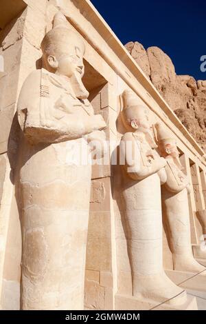 Deir el-Bahari, Ägypten - 30. November 2010; unter den Klippen befindet sich der Totentempel der Königin Hatschepsut, der Djeser-djseru (Allerheiligste) Stockfoto