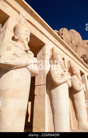 Deir el-Bahari, Ägypten - 30. November 2010; unter den Klippen befindet sich der Totentempel der Königin Hatschepsut, der Djeser-djseru (Allerheiligste) Stockfoto